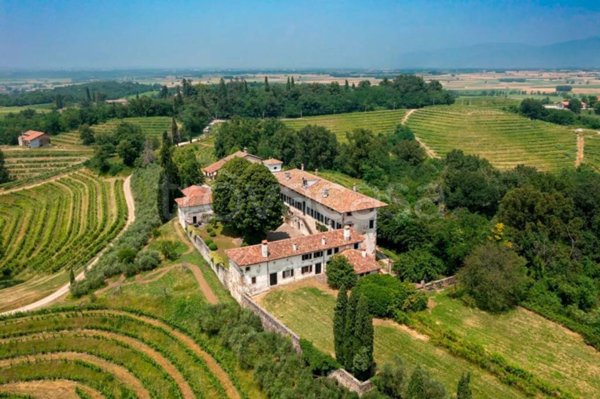 intera palazzina in vendita a Manzano in zona Case