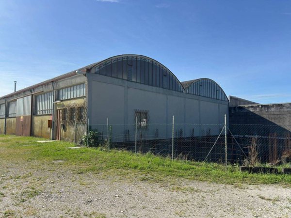 locale commerciale in vendita a Manzano