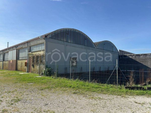 locale commerciale in vendita a Manzano