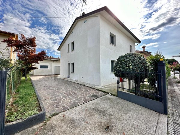 casa indipendente in vendita a Manzano