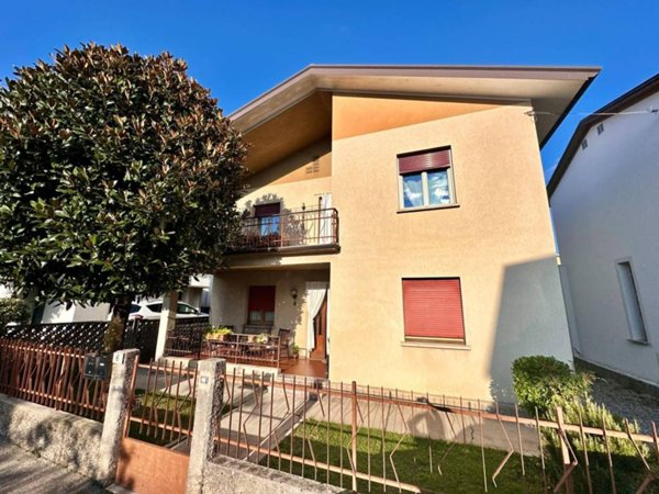 appartamento in vendita a Manzano in zona Case