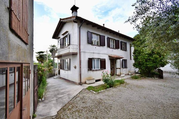 casa indipendente in vendita a Manzano in zona Case