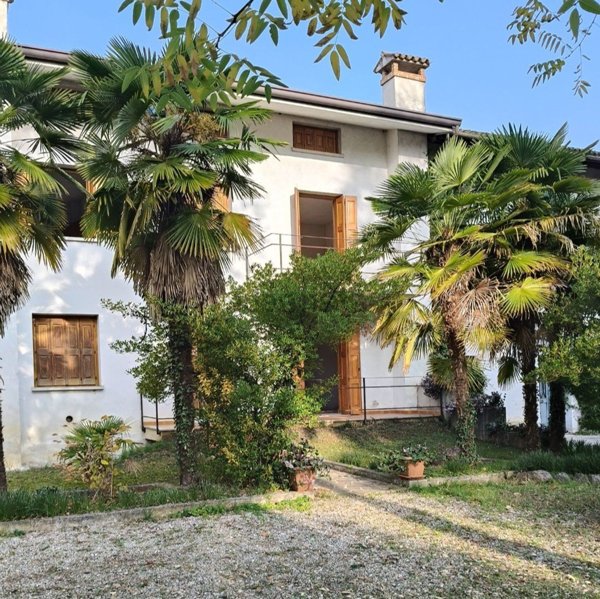 casa indipendente in vendita a Manzano