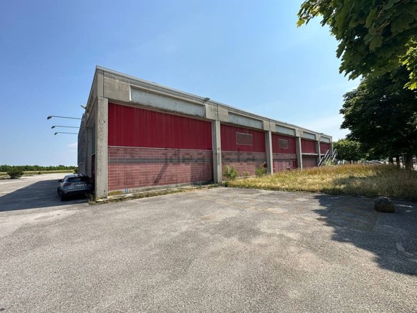 locale di sgombero in vendita a Manzano