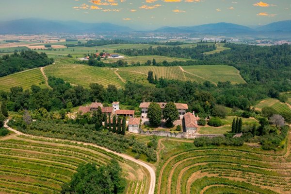 casa indipendente in vendita a Manzano in zona Case