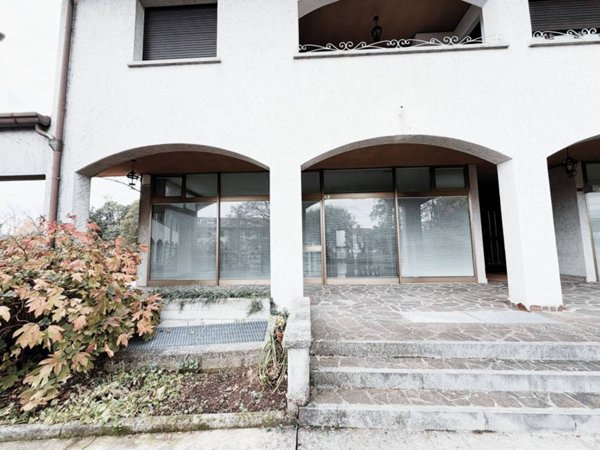 ufficio in vendita a Manzano