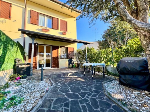 casa indipendente in vendita a Manzano