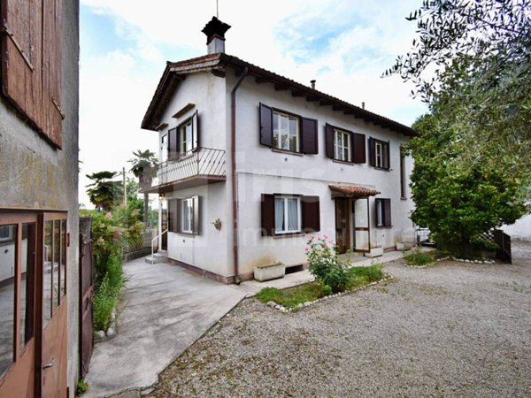 casa indipendente in vendita a Manzano in zona Case