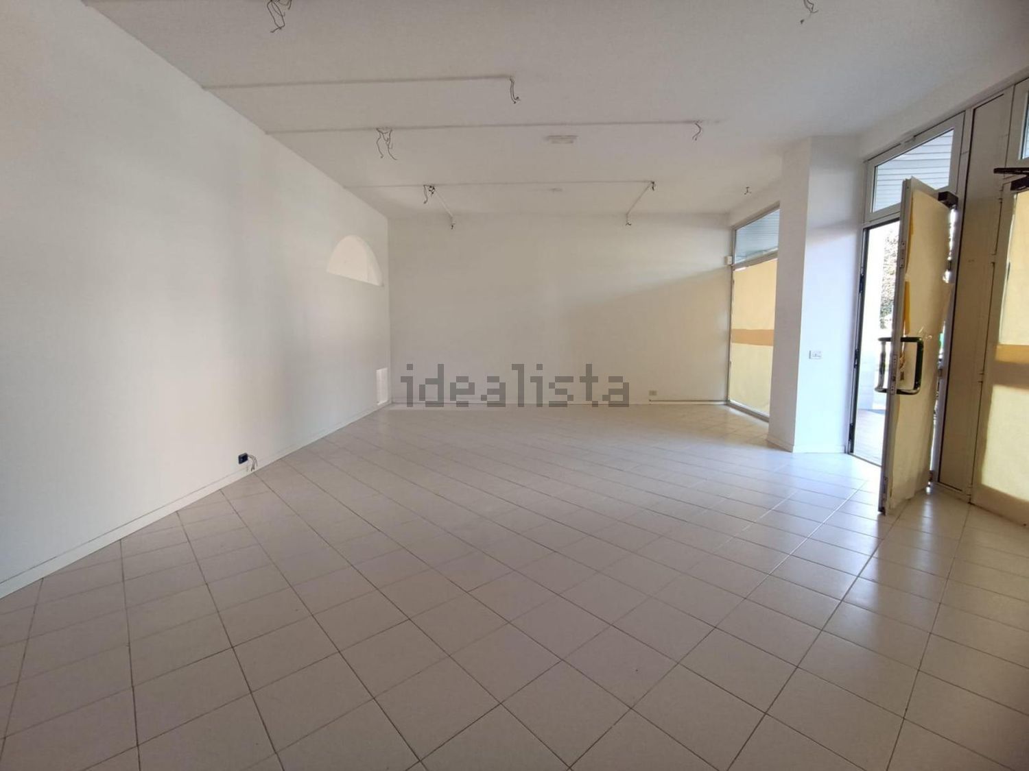 locale commerciale in vendita a Manzano