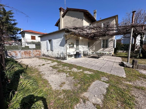 casa indipendente in vendita a Manzano