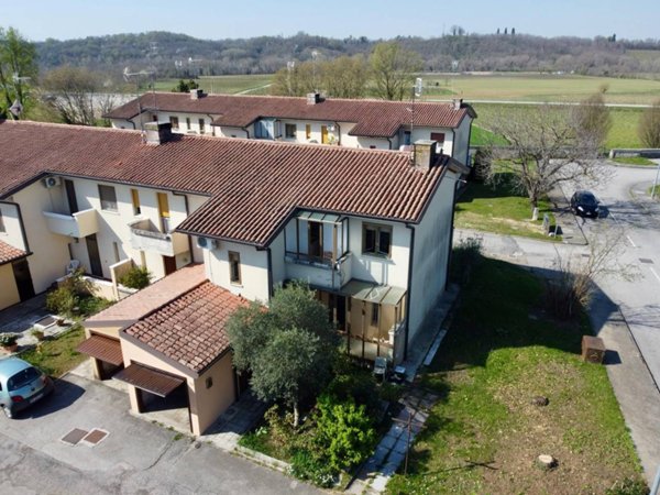 casa indipendente in vendita a Manzano in zona Oleis