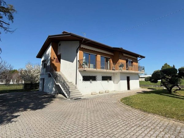 casa indipendente in vendita a Manzano in zona Manzinello