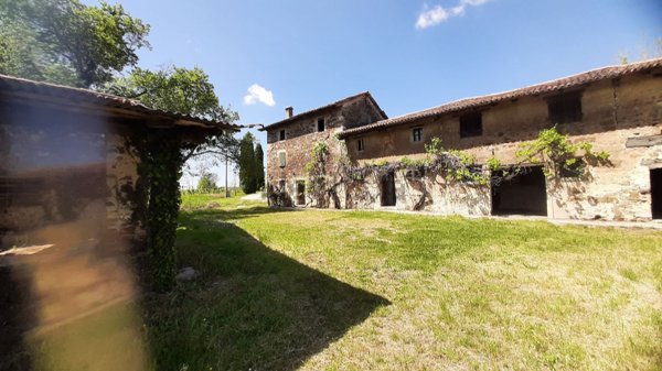 esavano in vendita a Manzano in zona Rosazzo