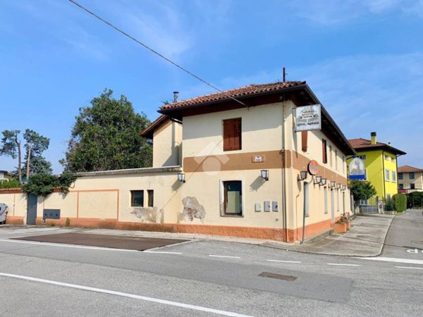 negozio in vendita a Manzano