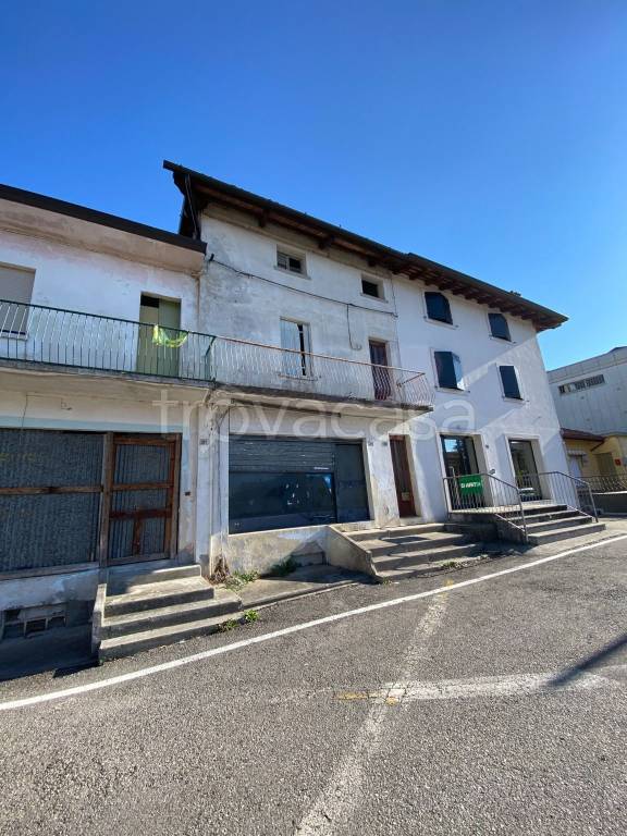 locale commerciale in vendita a Manzano