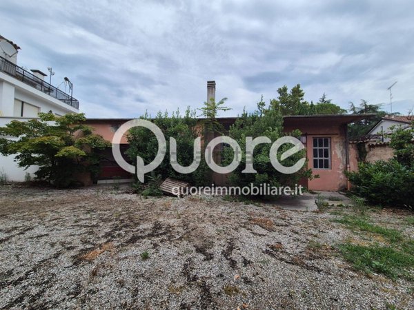 casa indipendente in vendita a Manzano