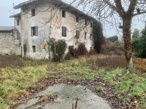 casale in vendita a Manzano in zona Case
