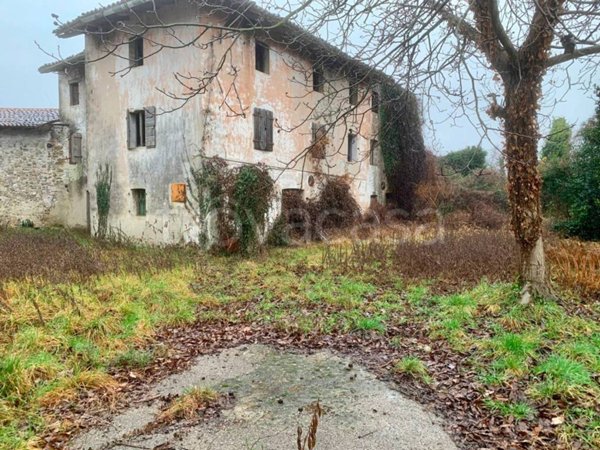 casa indipendente in vendita a Manzano in zona Case