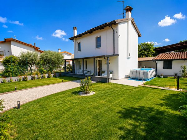 casa indipendente in vendita a Manzano
