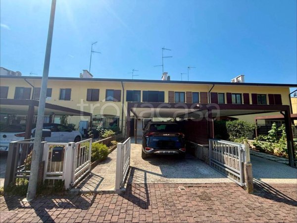 casa indipendente in vendita a Manzano