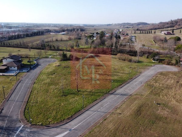 terreno edificabile in vendita a Manzano
