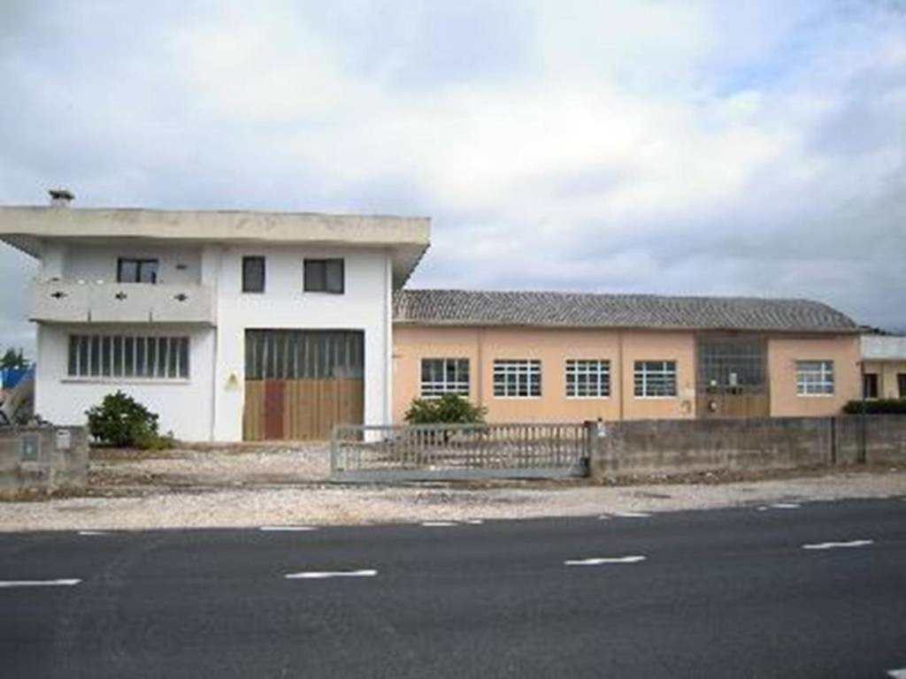 locale commerciale in vendita a Manzano
