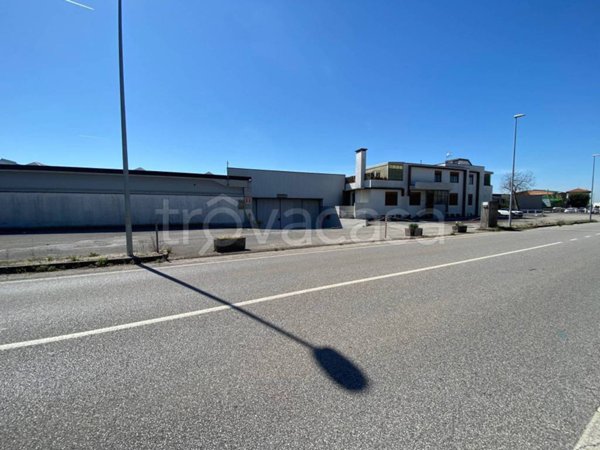 locale commerciale in vendita a Manzano