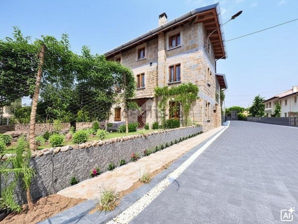 casa indipendente in vendita a Manzano
