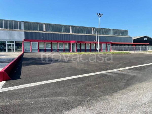 locale commerciale in vendita a Martignacco