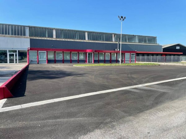 locale commerciale in vendita a Martignacco