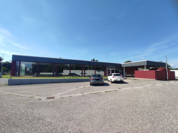 locale commerciale in vendita a Martignacco