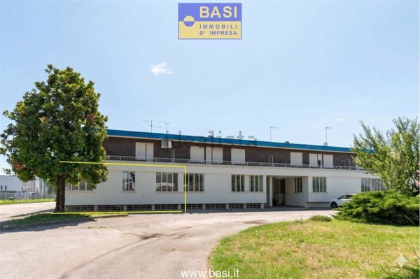 locale commerciale in vendita a Martignacco