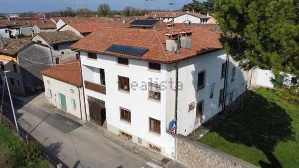 pentavano in vendita a Mereto di Tomba in zona Tomba
