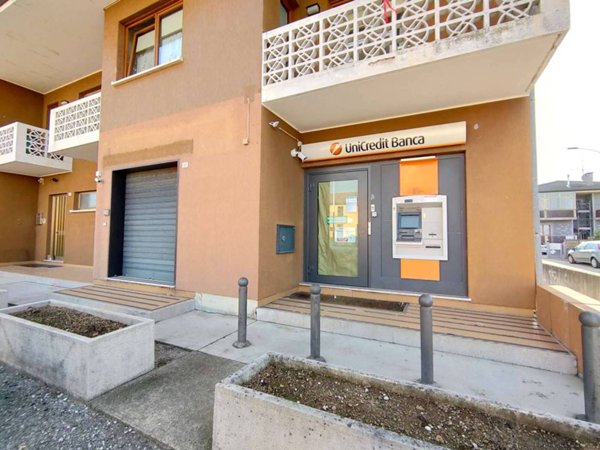 negozio in vendita a Mereto di Tomba