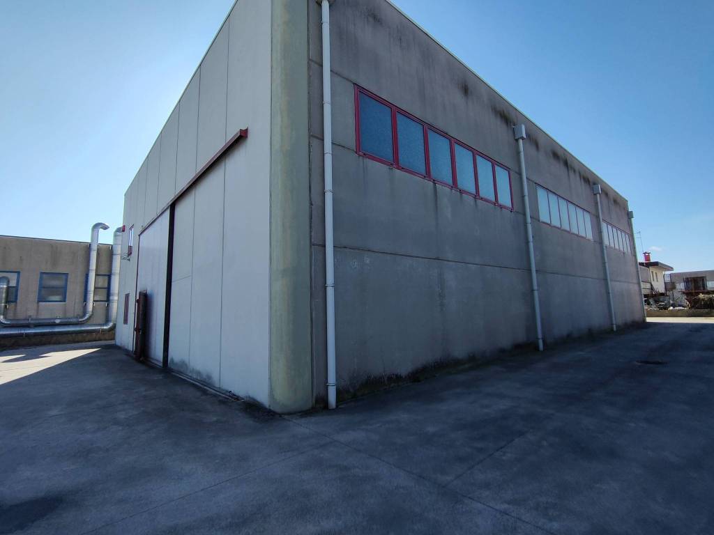 locale commerciale in vendita a Moimacco