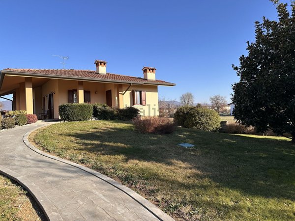casa indipendente in vendita a Moimacco