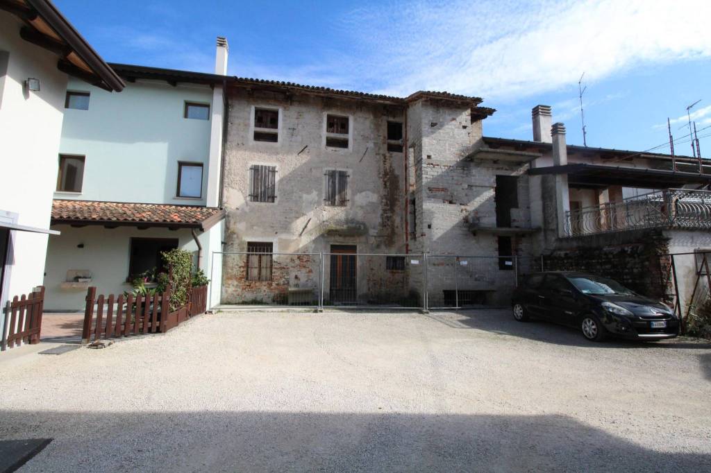 casa indipendente in vendita a Mortegliano in zona Lavariano