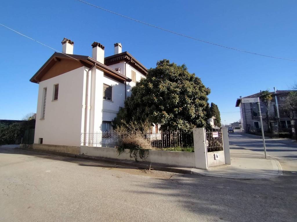 casa indipendente in vendita a Mortegliano in zona Lavariano