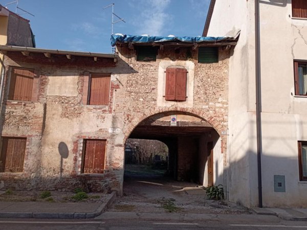 casale in vendita a Mortegliano in zona Chiasiellis