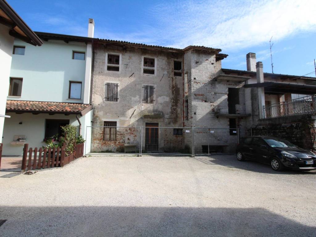 casa indipendente in vendita a Mortegliano in zona Lavariano