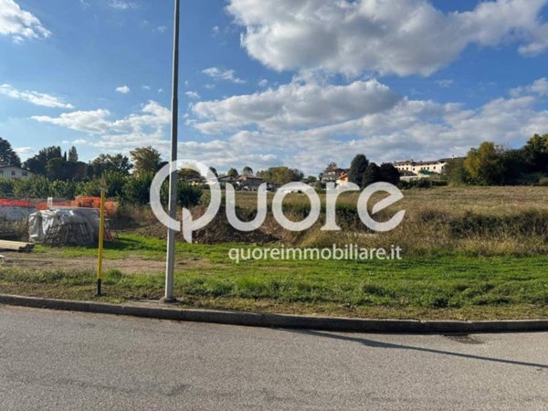 terreno edificabile in vendita a Moruzzo in zona Brazzacco
