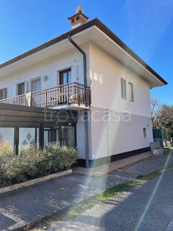 casa indipendente in vendita ad Osoppo in zona Rivoli