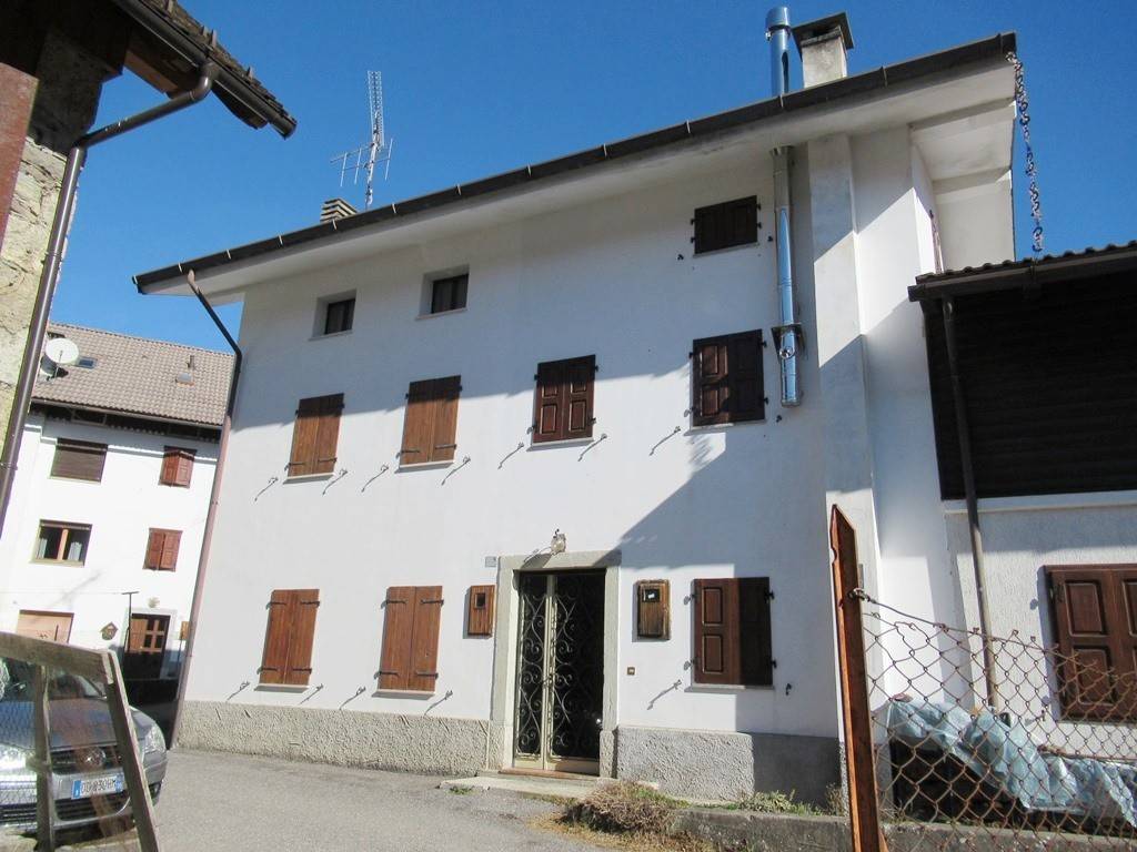 casa indipendente in vendita ad Ovaro in zona Lenzone