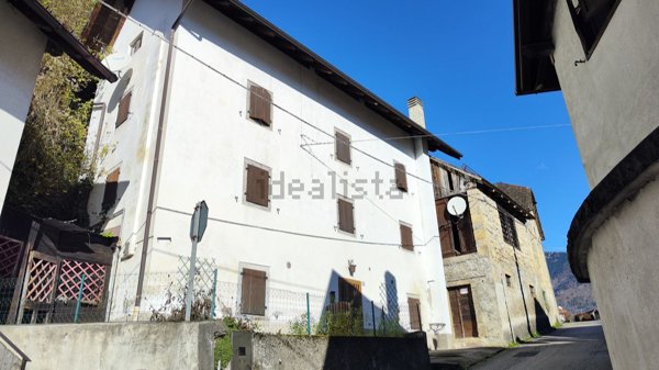 casa indipendente in vendita ad Ovaro in zona Entrampo