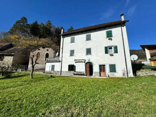 casa indipendente in vendita ad Ovaro in zona Entrampo