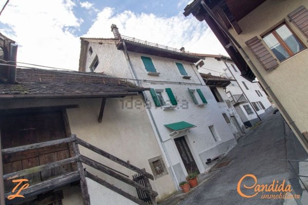 casa indipendente in vendita ad Ovaro in zona Entrampo