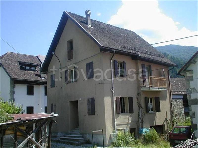 casa indipendente in vendita ad Ovaro in zona Luincis