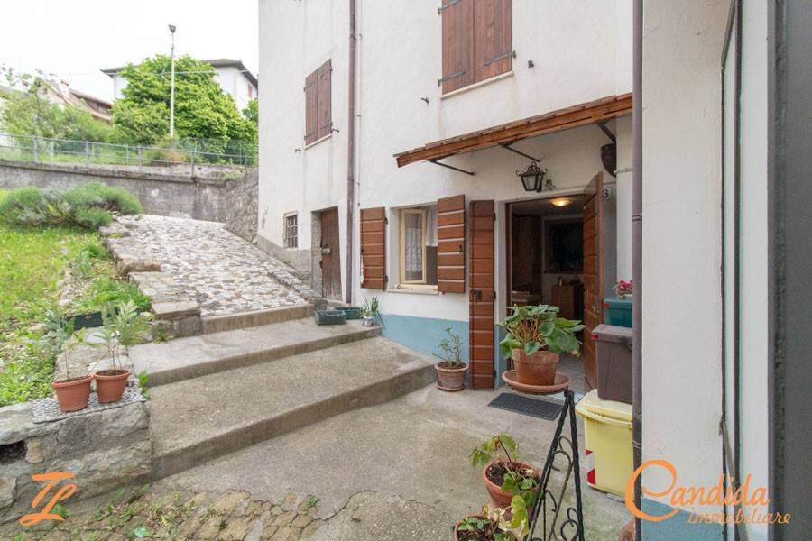 casa indipendente in vendita ad Ovaro in zona Cludinico