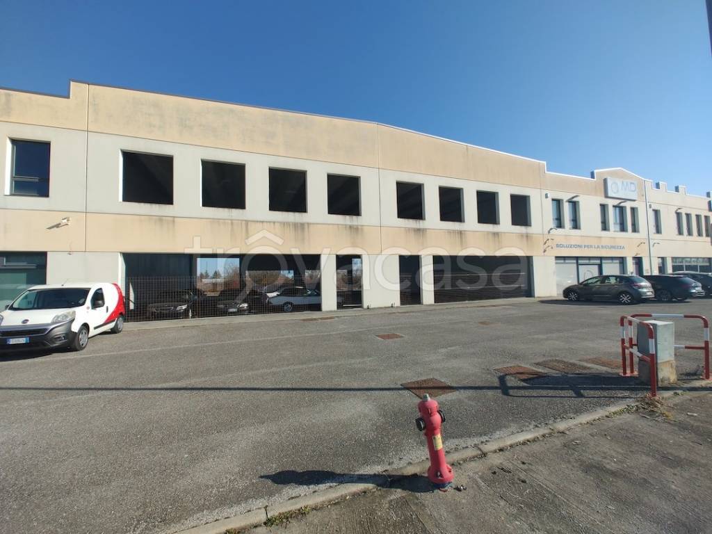 locale commerciale in vendita a Pagnacco