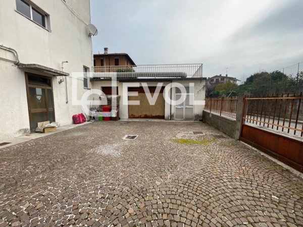 locale di sgombero in vendita a Pasian di Prato in zona Santa Caterina